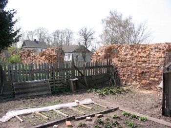 Конюшня (руины)