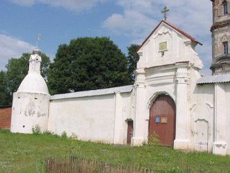 Брама и ограда с башенками