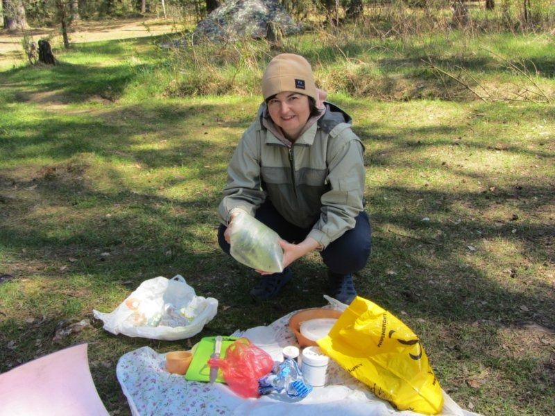 16 ленка делает огурцы.JPG