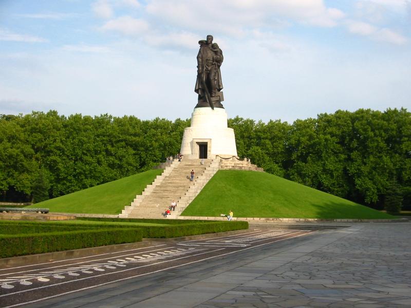 Berlin_Treptow_Ehrenmal_07.jpg