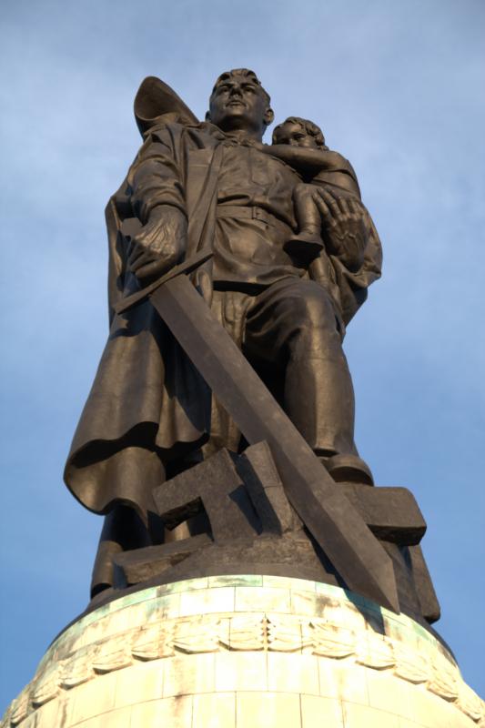 Voin-osvoboditel'__monument_v_berlinskom_Treptov-parke_4_-_Kopie.jpg