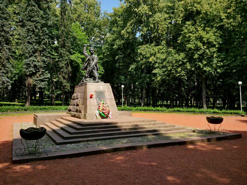 Pamyatnik_Maratu_Kazeyu.jpg