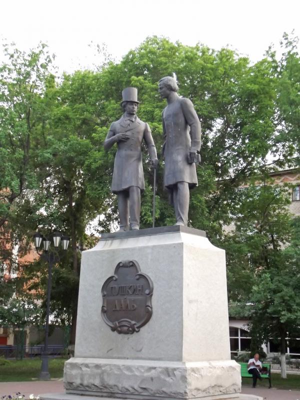 Pamyatnik_A._S._Pushkinu_i_V._I._Dalyu_avtor_slovarya_russkogo_yazyka_v_g._Orenburg.jpg