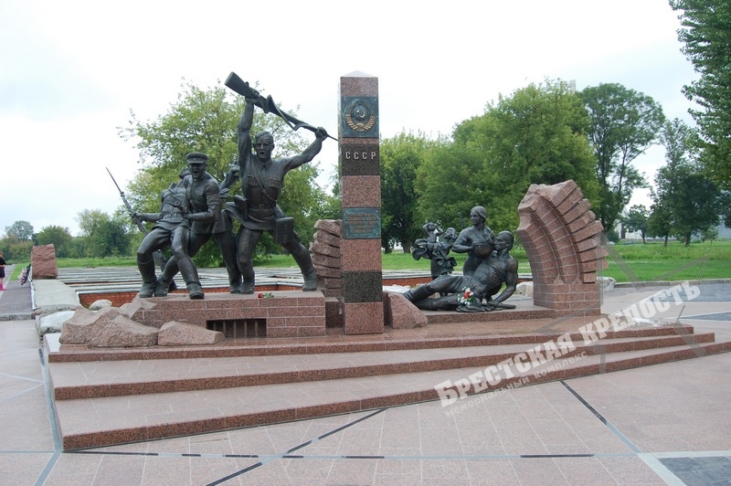 Skul'pturnaya_kompozitsiya_Geroyam_granitsy_zhenshchinam_i_detyam_muzhestvom_svoim_v_bessmertie_shagnuvshim.jpg
