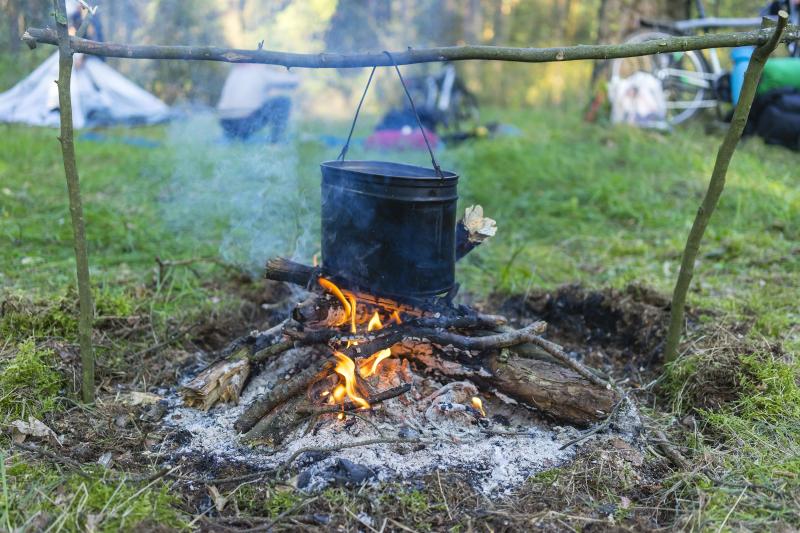 pot_roasts_on_the_fire_in_the_forest_dlya_poekhali.jpg