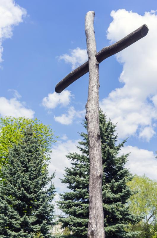 wooden_cross_against_the_sky_and_trees_dlya_poekhali.jpg