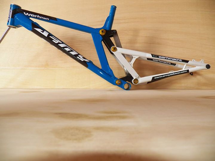 Army_bikes_-_Werhmacht_frame_-_2014.jpg