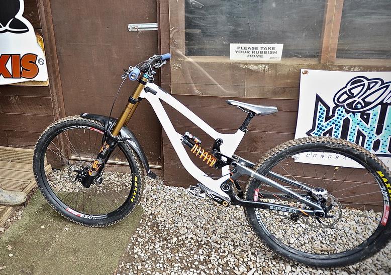 Crud_XL_Fender_Danny_Hart_bike.jpg